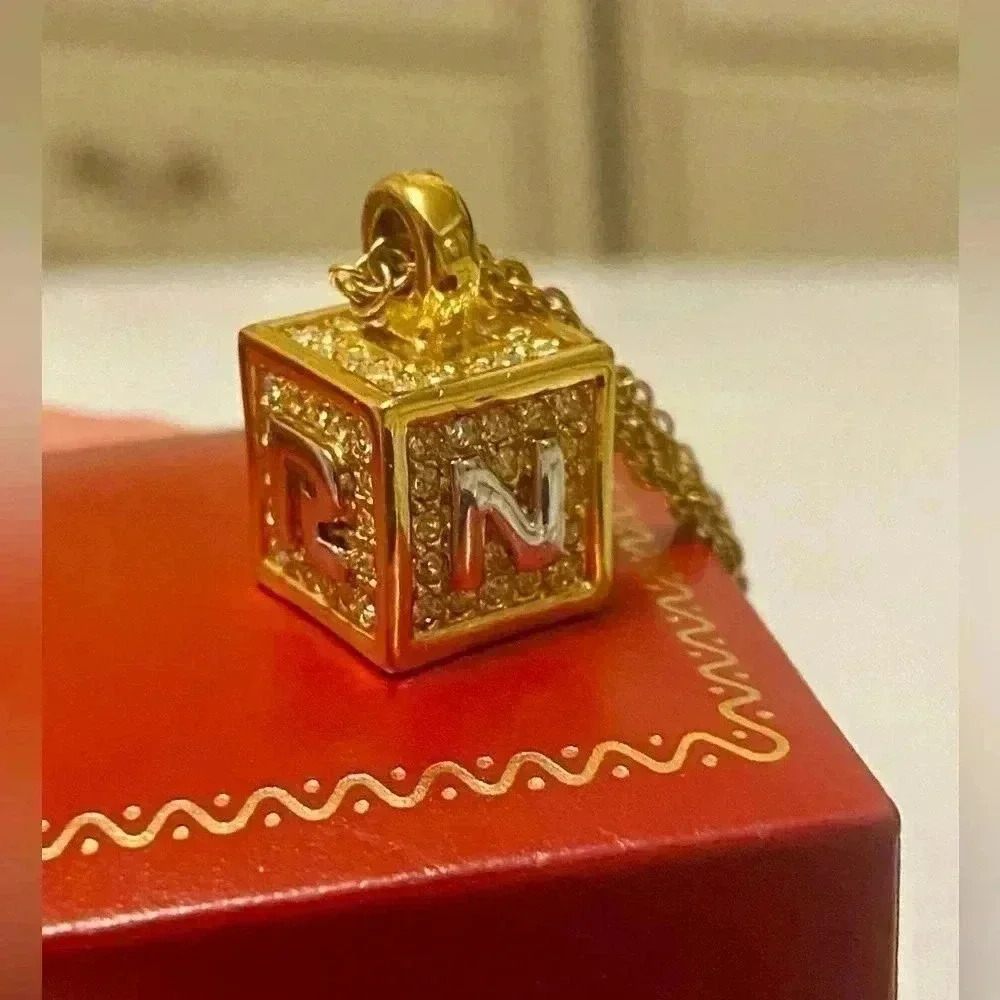 🌺Nina Ricci Official Brand gold tone charm 🌺
